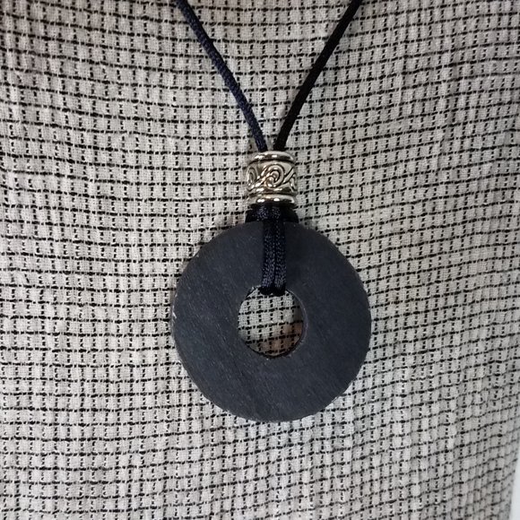 90's Vintage Sleeveless Linen Crepe Dress with Attached Pendant Necklace - Picture 5 of 9